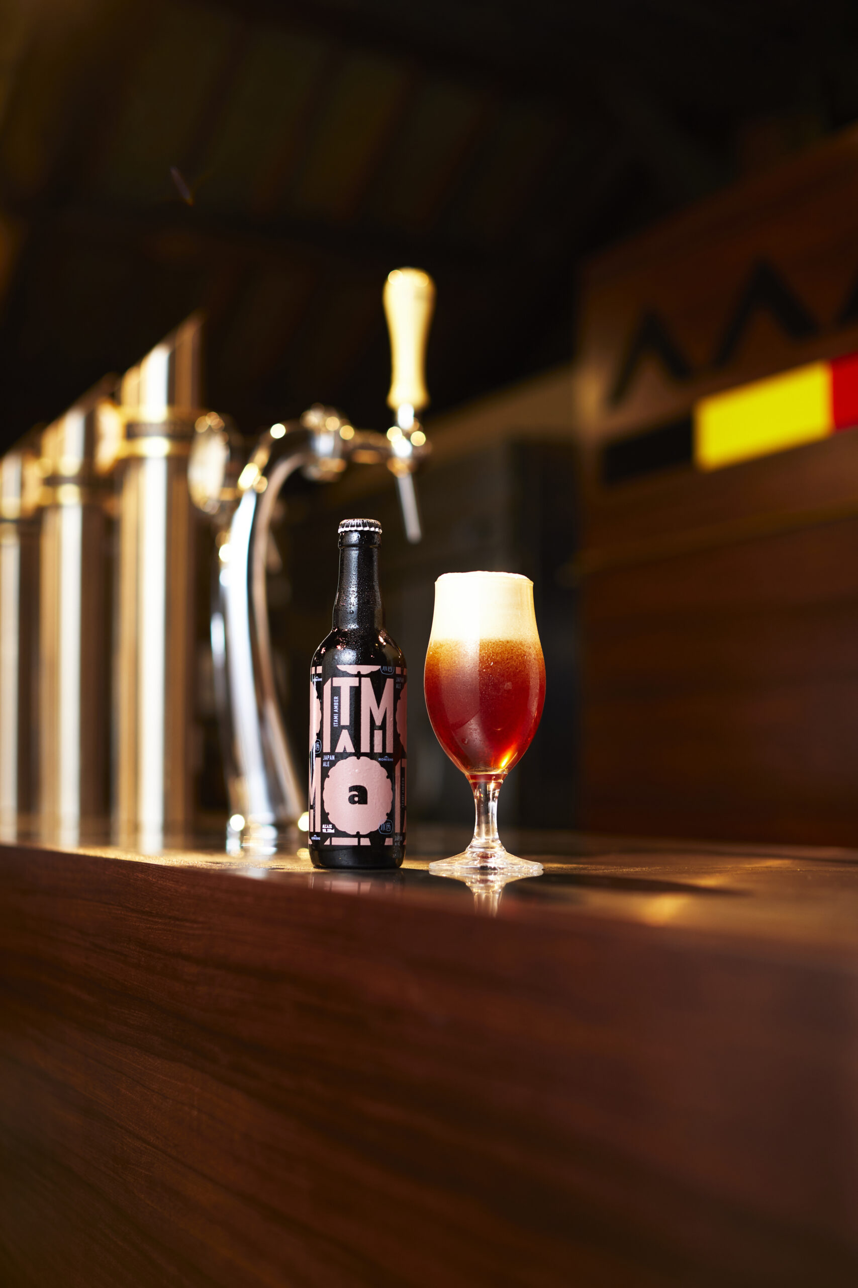 クラフトビールのラインナップに「ITAMI BEER アンバー」が登場！日本酒酵母を使用し、澄んだ琥珀色が美しいふくよかな味わいがここちよいスペシャルエールです。