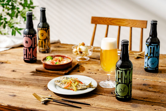 ビール製造を始めて30年以上の歴史を重ねた小西酒造が造る、こだわりのクラフトビール。 「ITAMI BEER」やチルドビールの「スノーブロンシュ」「幸民麦酒」など、日本酒とベルギービールの醸造技術が融合した“余韻を楽しむ”味わいを、食事とともにゆったりとお楽しみください。